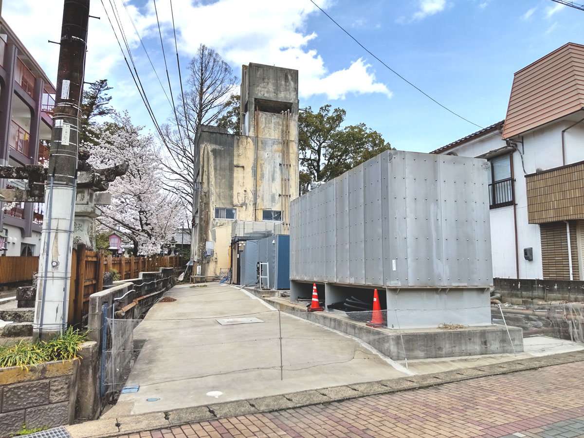 資産DDの対象となっている配湯事業関連の土地建物（豊玉姫神社参道横）