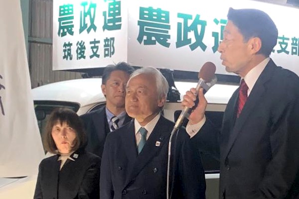 蔵内県議の当選報告会で挨拶を行う服部知事（23年4月の県議選）