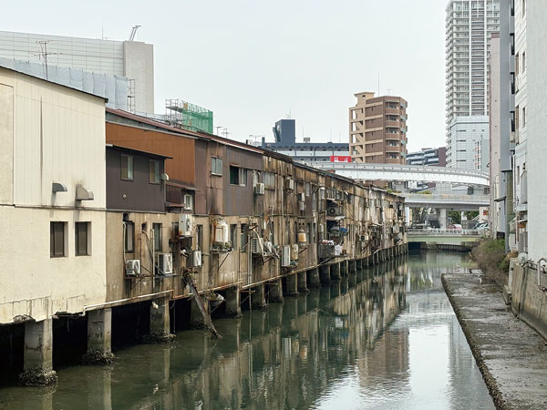 旦過市場川側