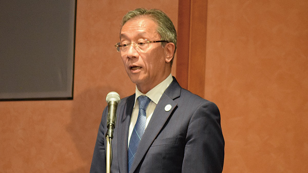 開会に先立ちあいさつする藤井輝夫・東大総長