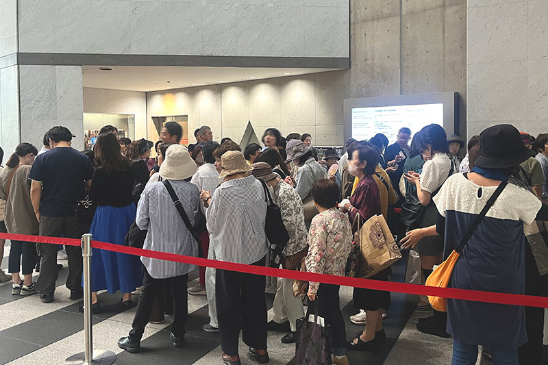 開場30分前、アクロス福岡シンフォニーホール入口付近には長い列