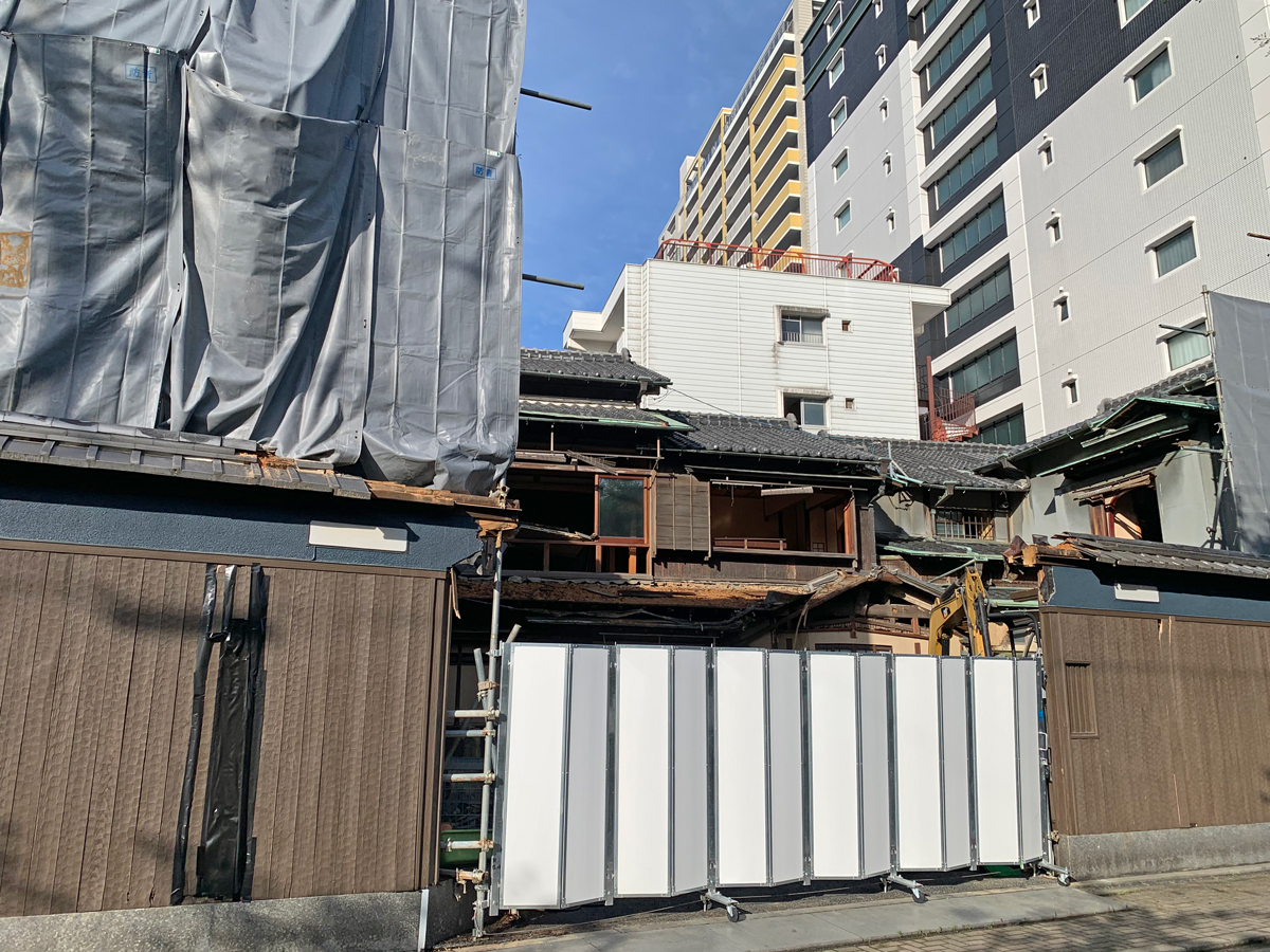 解体工事が進む「老松」