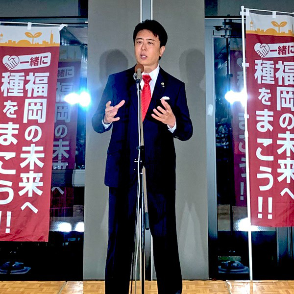 2022年11月の市長選報告会で語る高島福岡市長