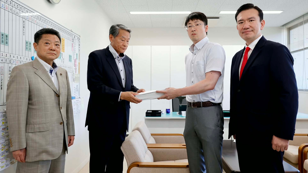 請求書を手渡す請求人ら（右端、請求人代表・近藤憲治氏） 画像提供：武雄市を守る会