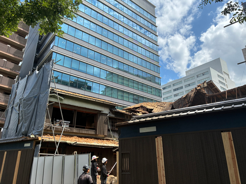 解体中の元料亭「老松」