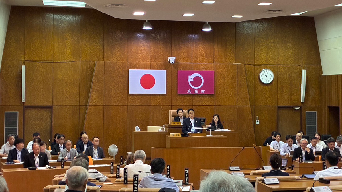 意見書について発言する西田正治・筑後市長　27日、筑後市議会にて