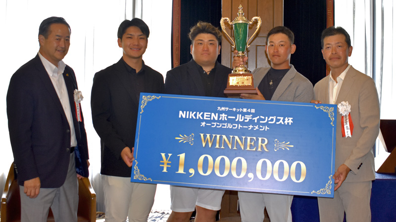 （左から）九州ゴルフ研修会会長・中島正裕氏、髙宮千聖プロ、山下竜弥選手、中島邦宏プロ、NIKKENホールディングス（株）・代表取締役・金子幸生氏