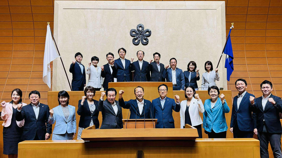 福岡県議会の議場で　民主県政県議団のメンバー
