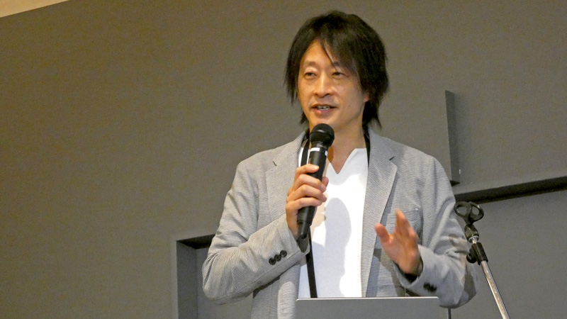 講演を行うジャーナリスト・鈴木エイト氏