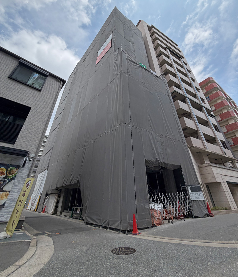 百年橋通り沿いで建築中のホテル（美野島2丁目）