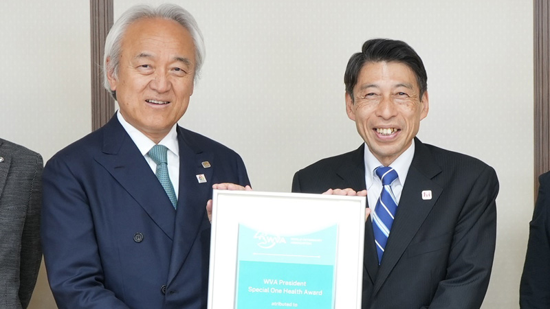 世界獣医師会長・ワンヘルス特別賞受賞を服部知事に報告する蔵内氏　出所：九州の自立を考える会ホームページ