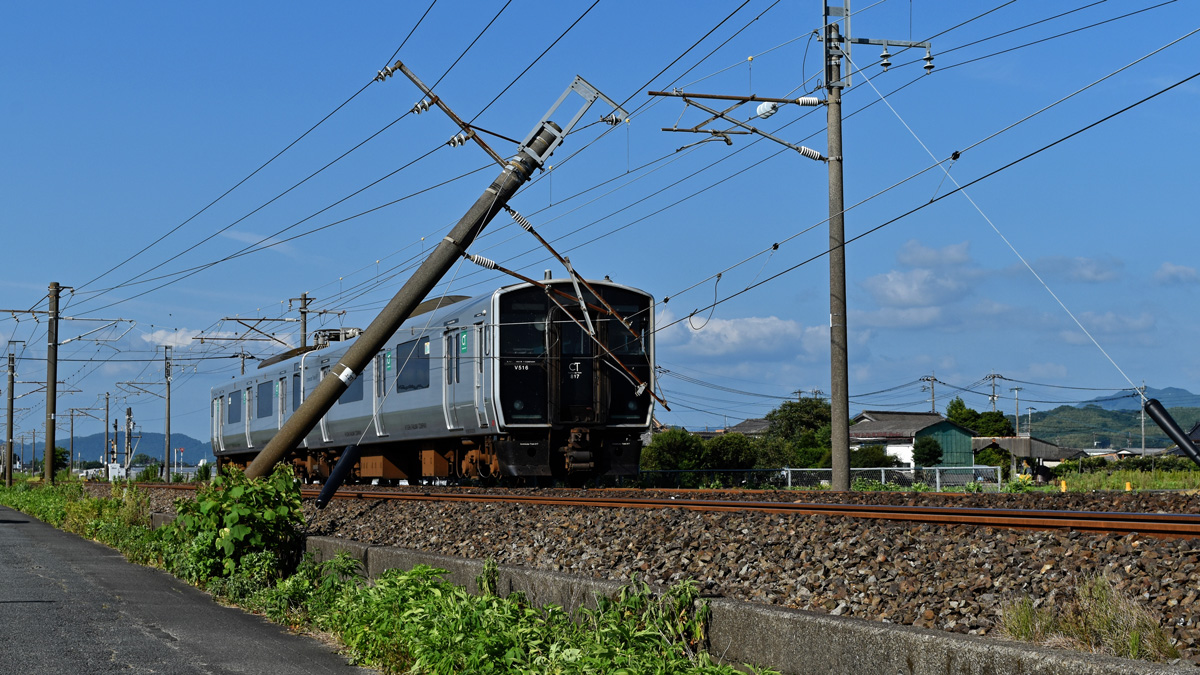 電柱が倒れて止まった在来線、7月30日　撮影：当社取材班