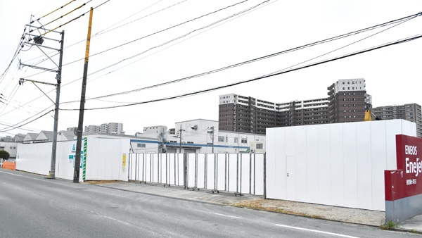 新宮町内で散見されるマンション開発　写真は穴吹工務店によるザ サンズ新宮中央建設地