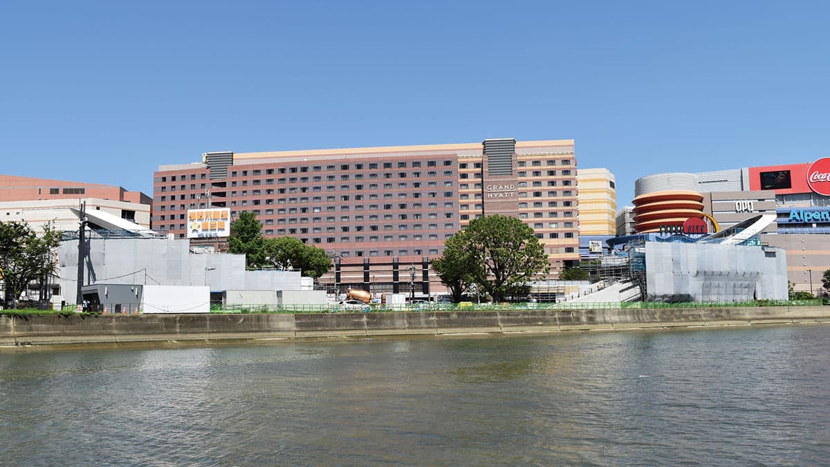 清流公園の南端広場では、ウイング状の象徴的な建物の建設が進む