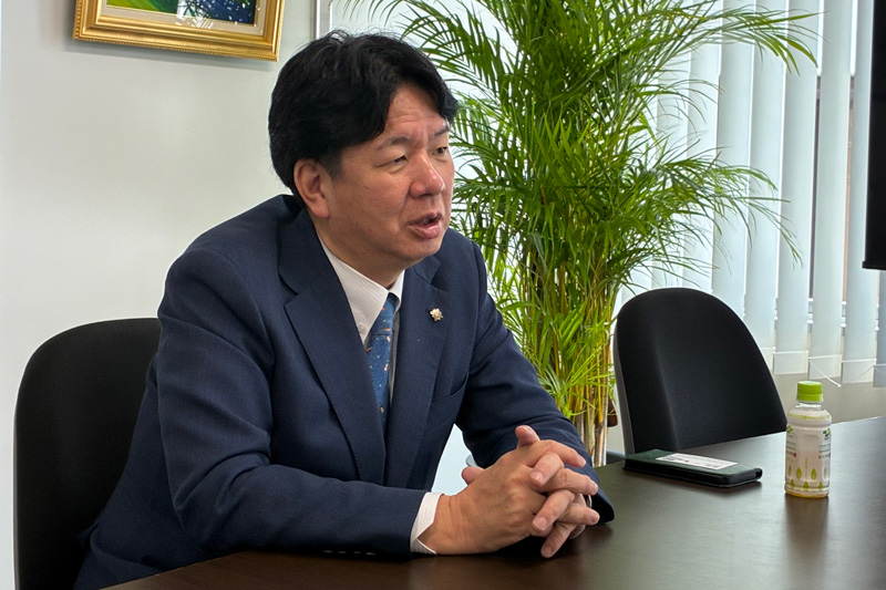 福岡県議会金銭授受問題についてインタビューに答える吉松源昭福岡県議（当社にて撮影）