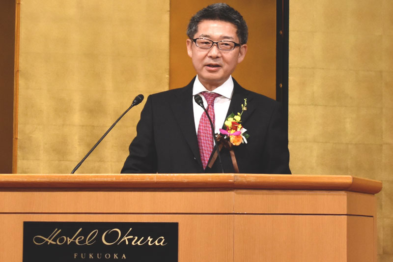 祝賀会で挨拶する松尾統章県議団会長（当時）