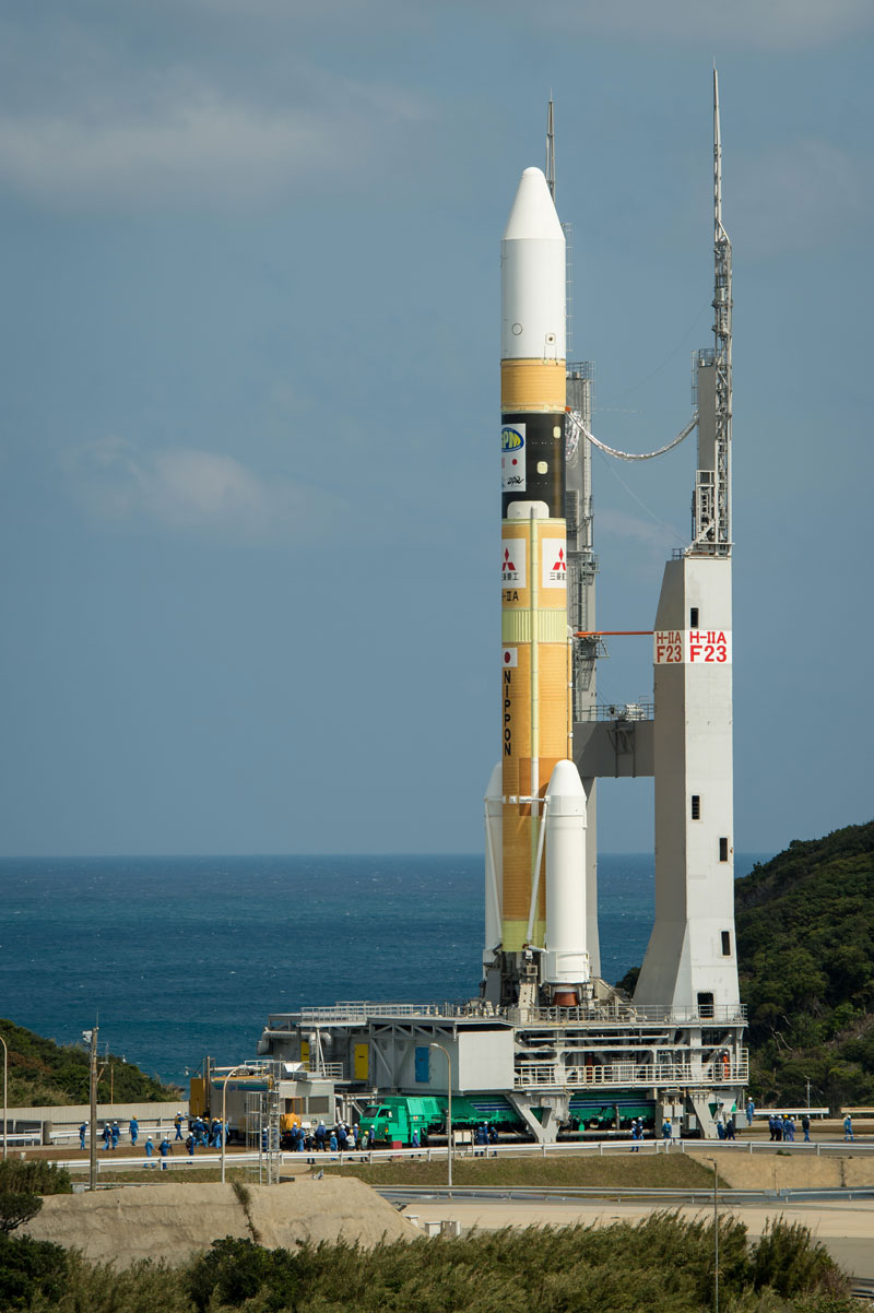 種子島宇宙センターの発射台へ移動するH-IIAロケット Photo: NASA / Bill Ingalls, Public Domain,via Wikimedia Commons