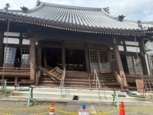 半壊した明泉寺本堂