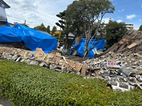 外壁や建物が倒壊した松浜軒