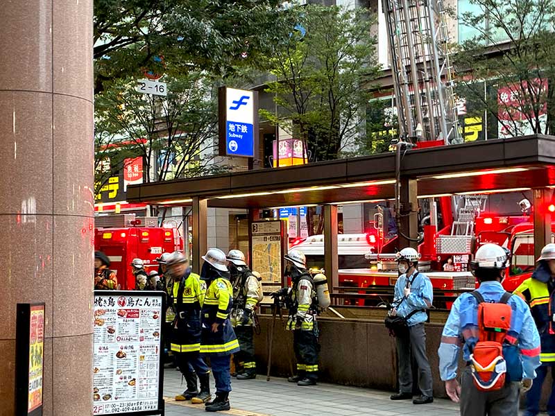 消火作業や救助に出動した福岡市消防局の消防士など