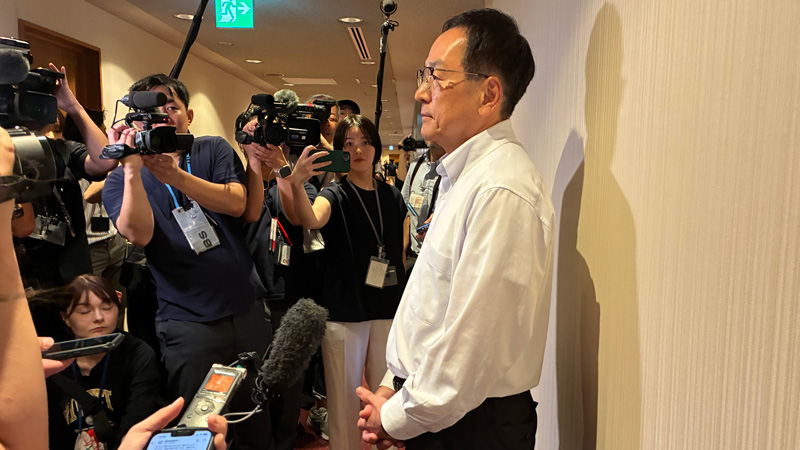 記者団の取材に答える原中誠志民主県政県議団会長