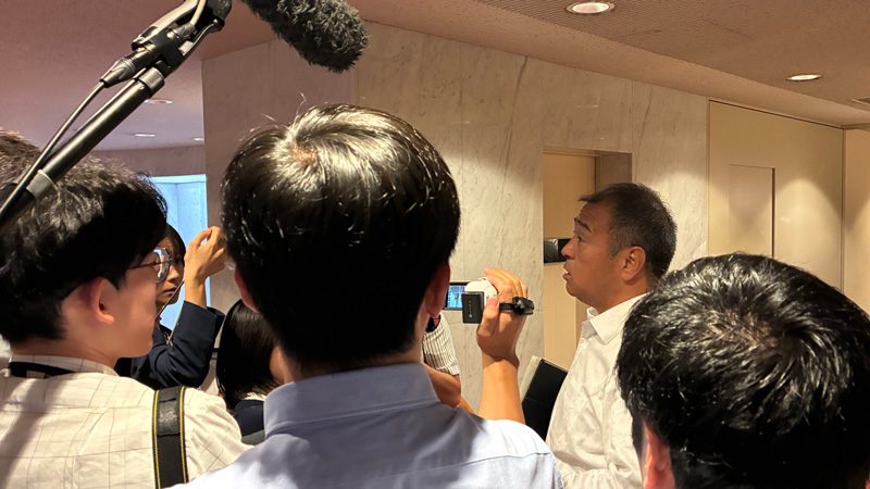 党議拘束について語る渡辺勝将自民党県議団会長