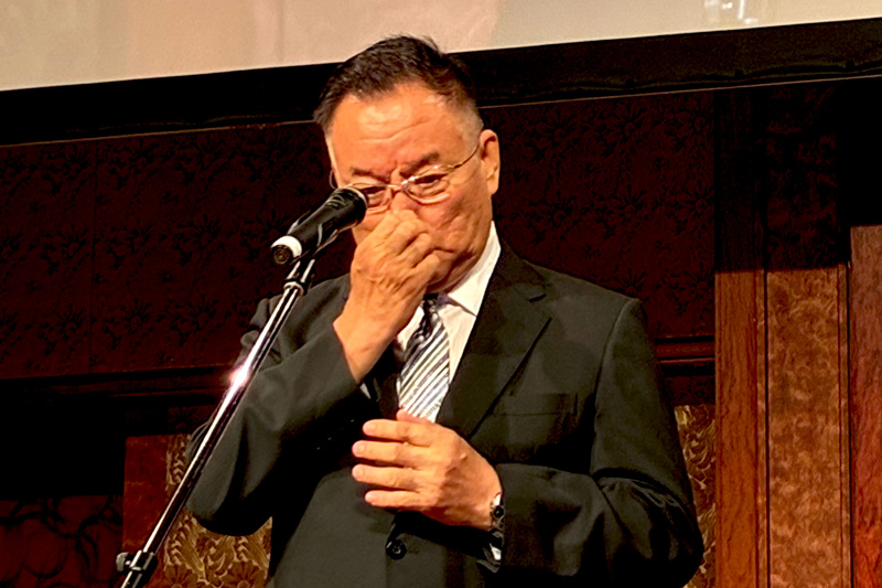 謝意を伝えながら声を詰まらせる竹野社長