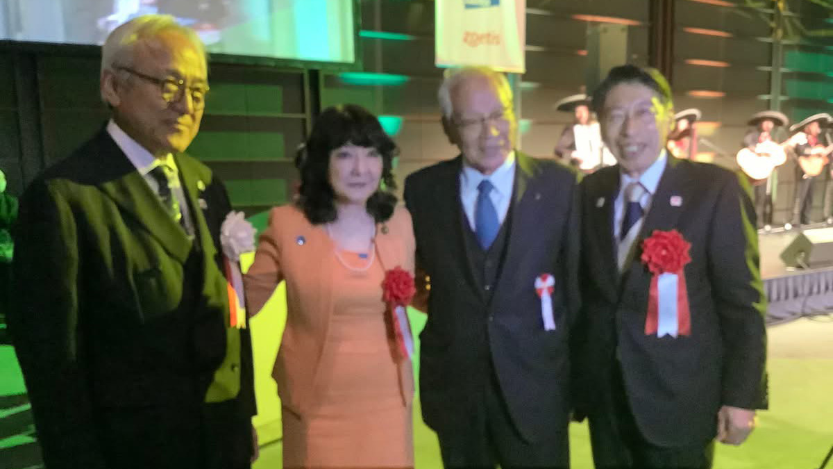 世界獣医師会世界大会にて（左から蔵内氏・片山氏・横倉義武元日本医師会会長・服部知事）
