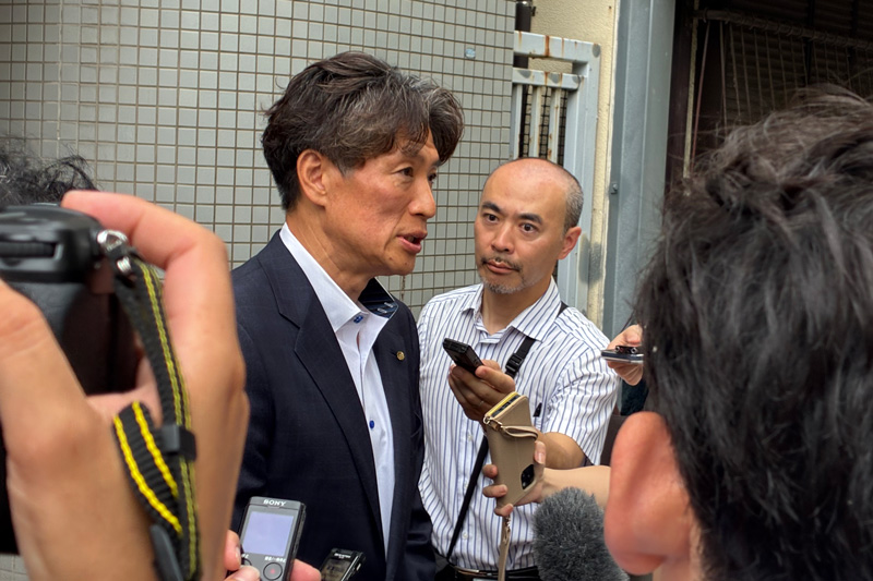 報道陣の取材に応じる川上晋平自民党福岡市東区支部長