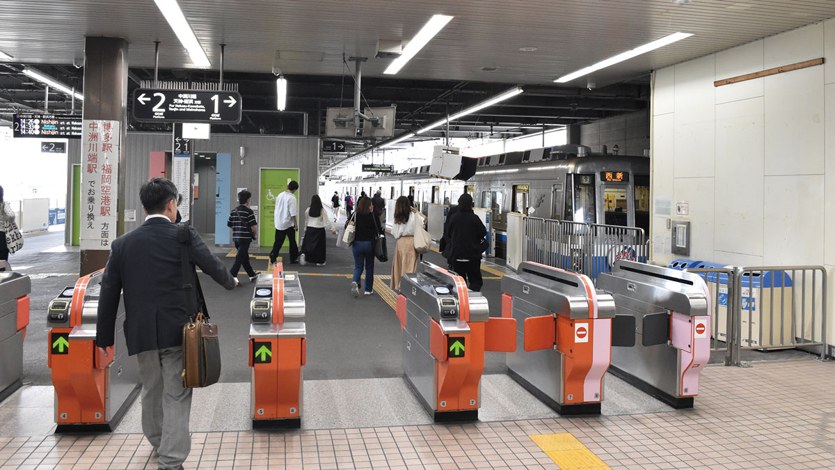 西鉄から地下鉄に乗り換える利用者