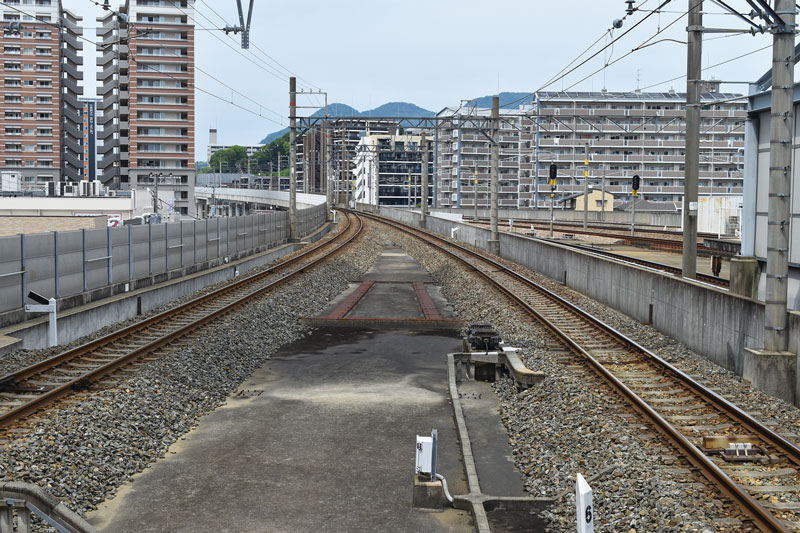 高架駅ではホーム延伸の余地が少ない