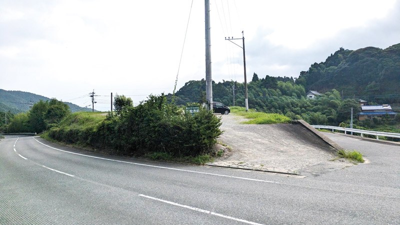 白糸の滝から少し離れた場所にある遊歩道専用無料駐車場
