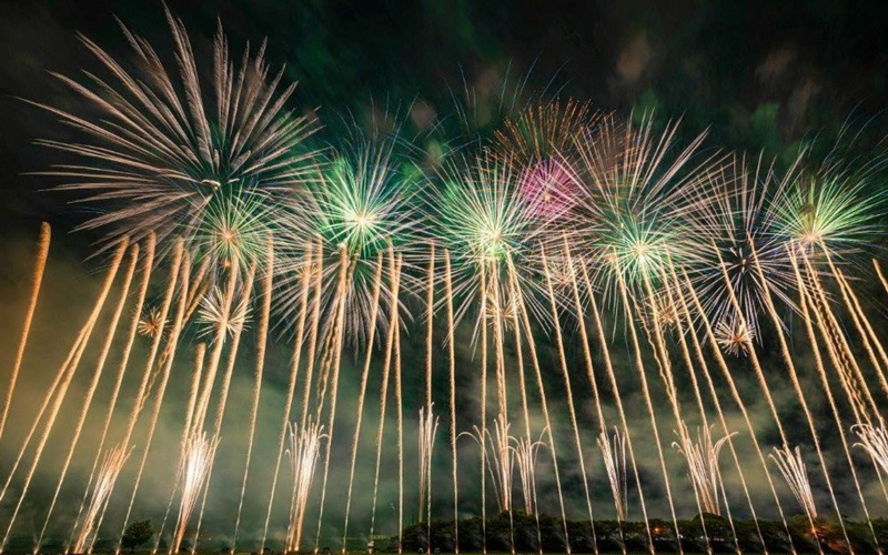 直方の夜空を彩る花火　プレスリリースより