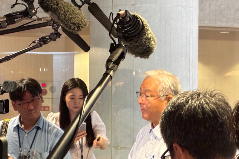 議会後、記者団の取材に応じた公明党県議団・新開昌彦団長