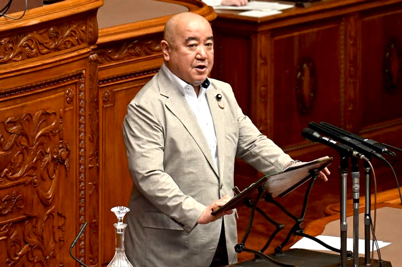 国会で質問を行う鬼木誠・立憲民主党福岡県連代表（参議院議員）
