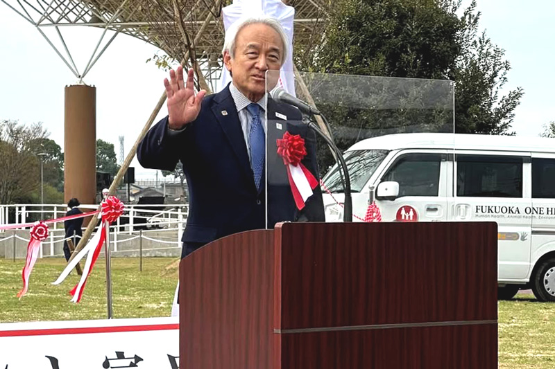 筑後広域公園モニュメント完成式典で挨拶する蔵内勇夫氏（2022年10月）