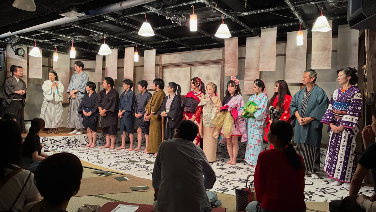 「藍あやめ紅つばき」公演後に行われた舞台挨拶の様子