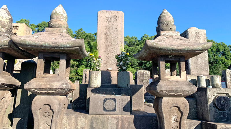 西郷隆盛の墓を囲んで700基以上の墓石が並ぶ南洲墓地 「南洲」は西郷隆盛の号