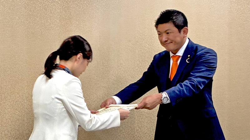 神谷代表から推薦状を貰う吉富景子氏