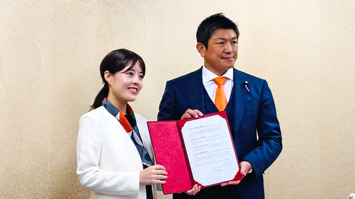 参政党との政策協定締結を披露する神谷代表と吉富氏