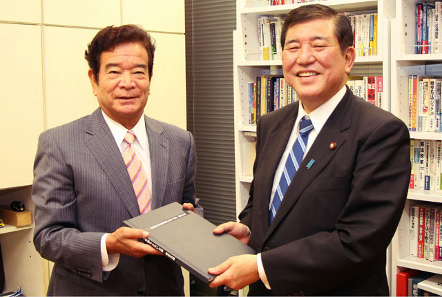 石破茂幹事長（当時）に党員名簿を渡す高橋誠一氏