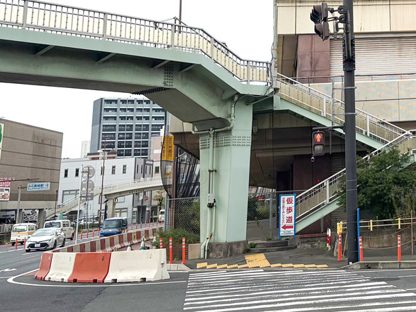 クロサキメイト前、通行禁止区域は車道に仮歩道が作られている