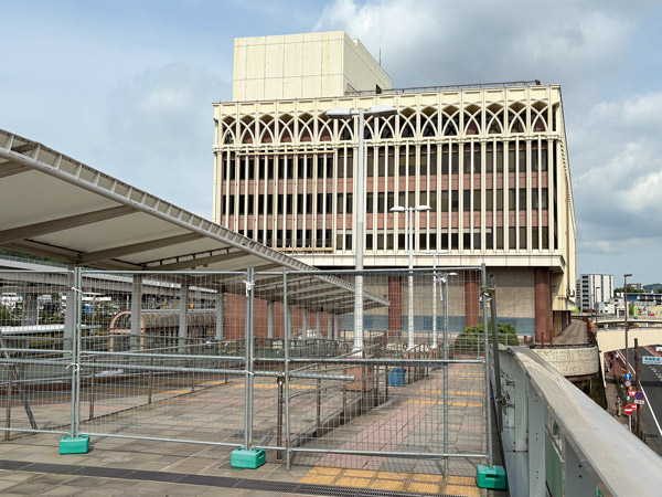 駅からメイトへの歩道