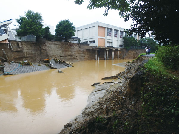 17年の九州北部豪雨で被災直後の桂川（朝倉市）