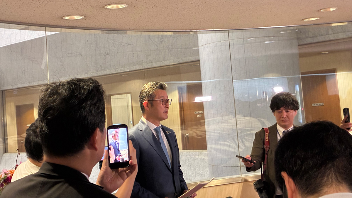 問責決議案可決後、報道陣の取材に応じる林泰輔福岡県議