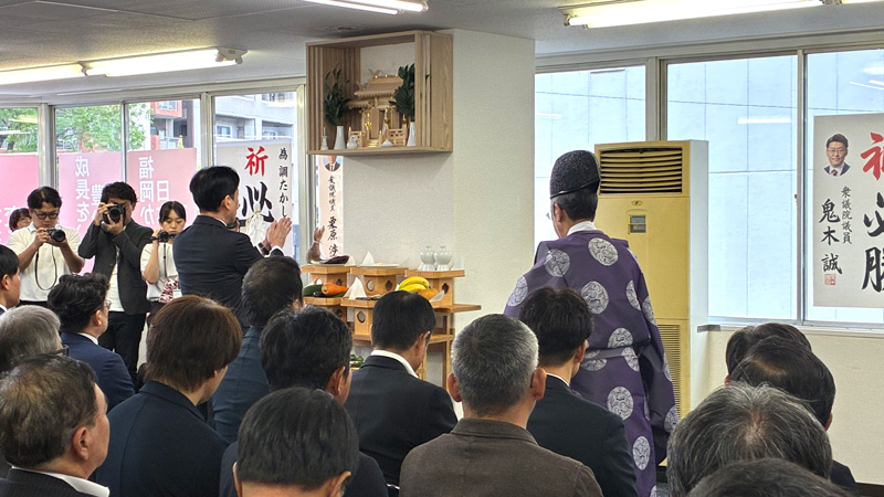 神事で当選を誓う調氏