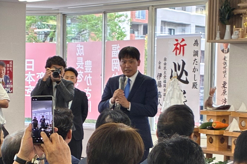 ※事務所開きで決意を述べる調氏