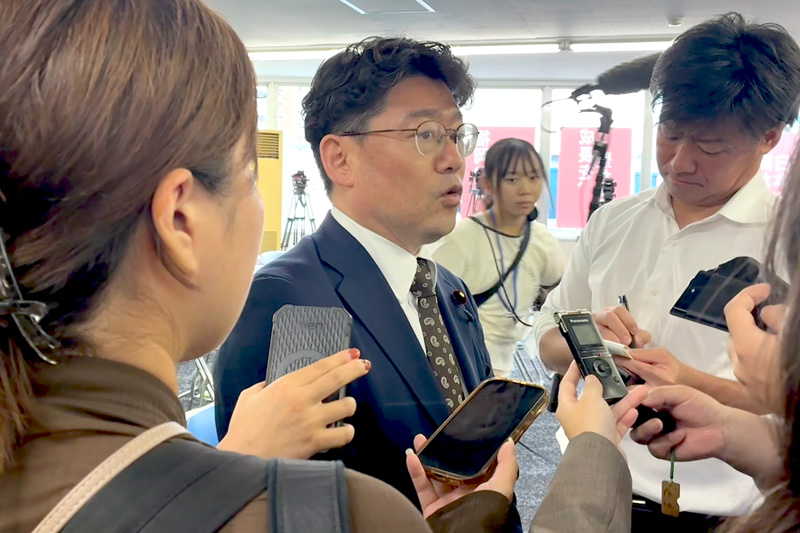 記者団の取材に応じる鬼木誠選対本部長