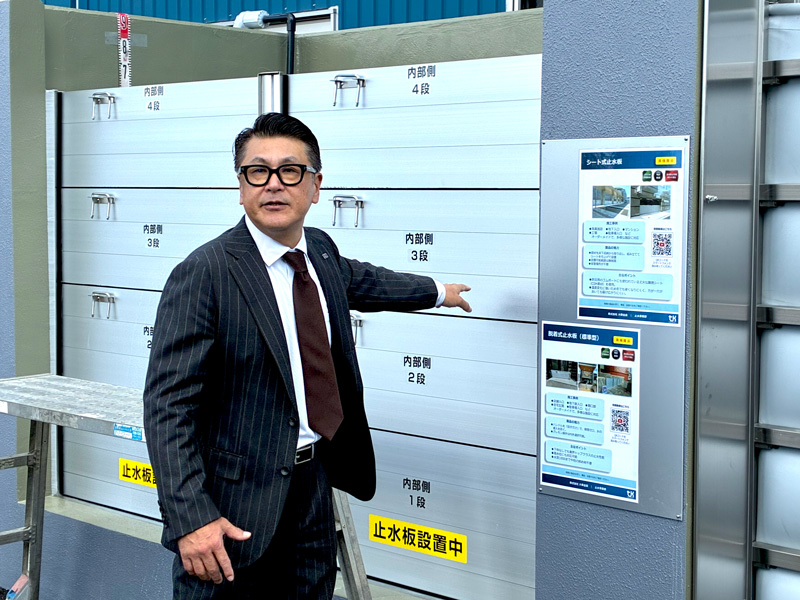 主力商品脱着式防水版のデモンストレーション