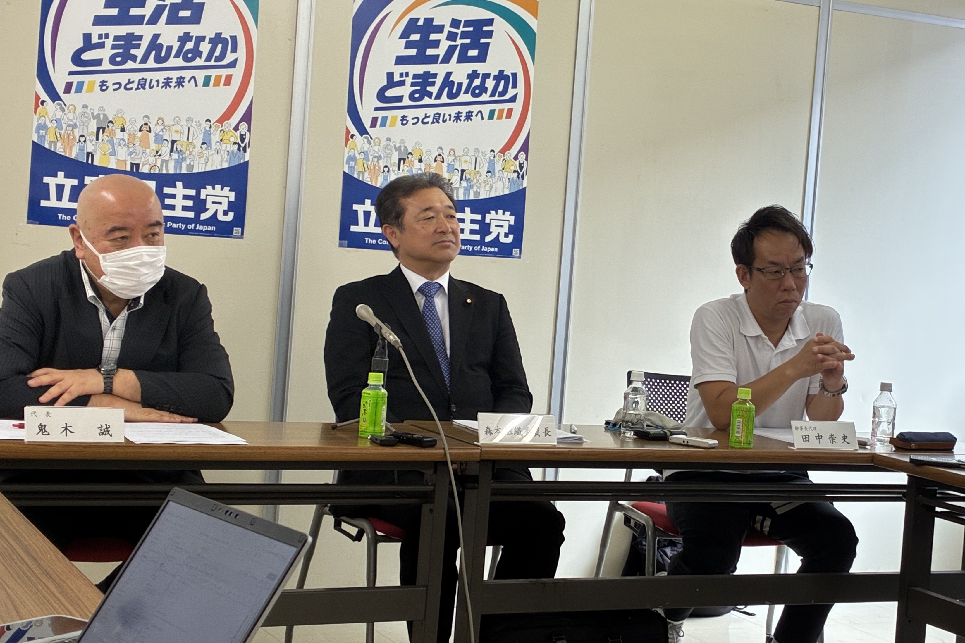 記者会見で報道各社の取材に応じる立憲幹部